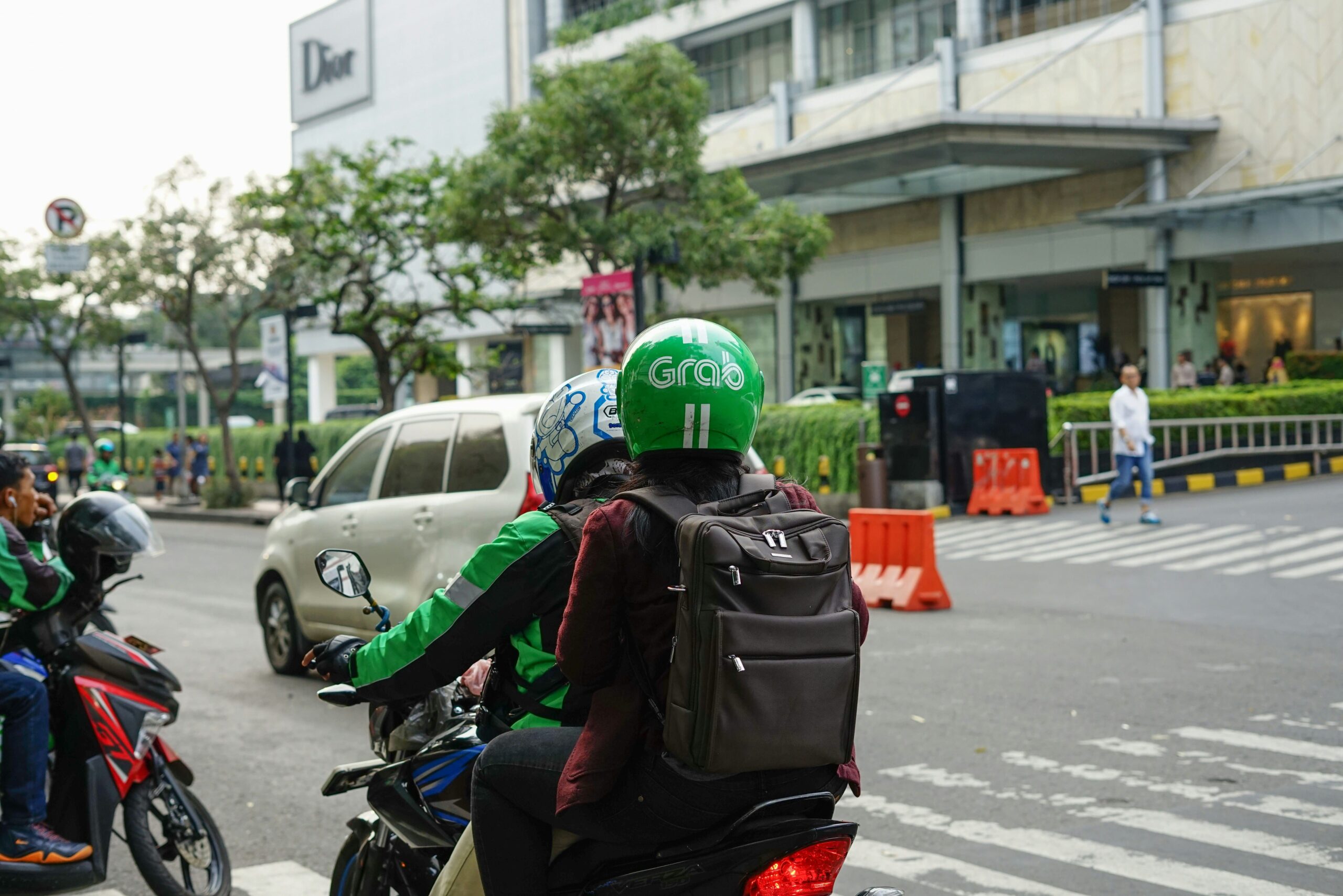 Pengemudi Ojol Grab sedang Menjemput Penumpang di Jakarta